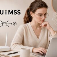 Kobieta przy laptopie i routerze analizująca rozmiar pakietów MTU i MSS.