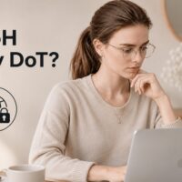 Kobieta przy laptopie sprawdzająca szyfrowanie DNS over HTTPS i DNS over TLS.